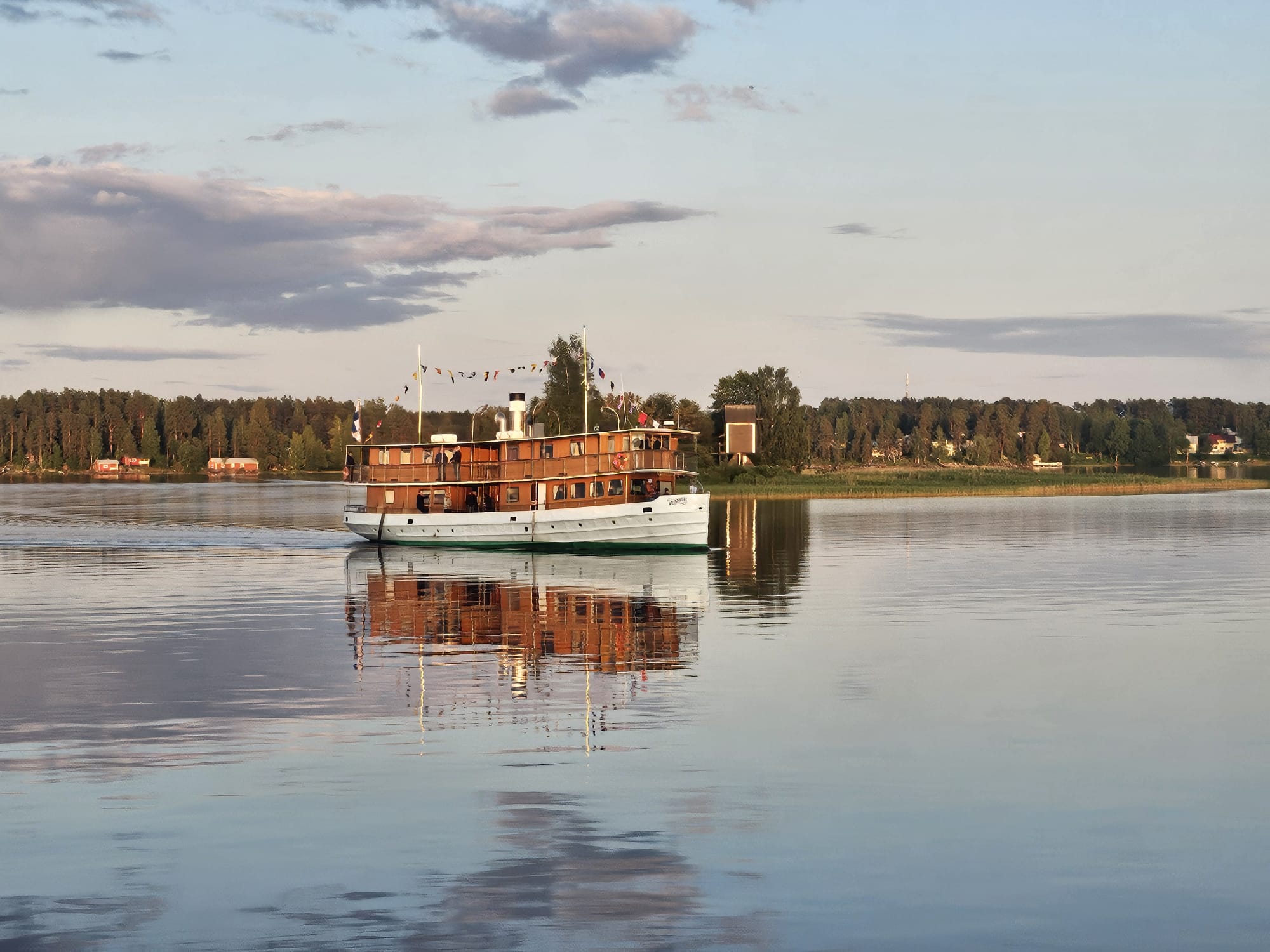Historiallinen s/s Heinävesi kesäpäivänä Kallavedellä