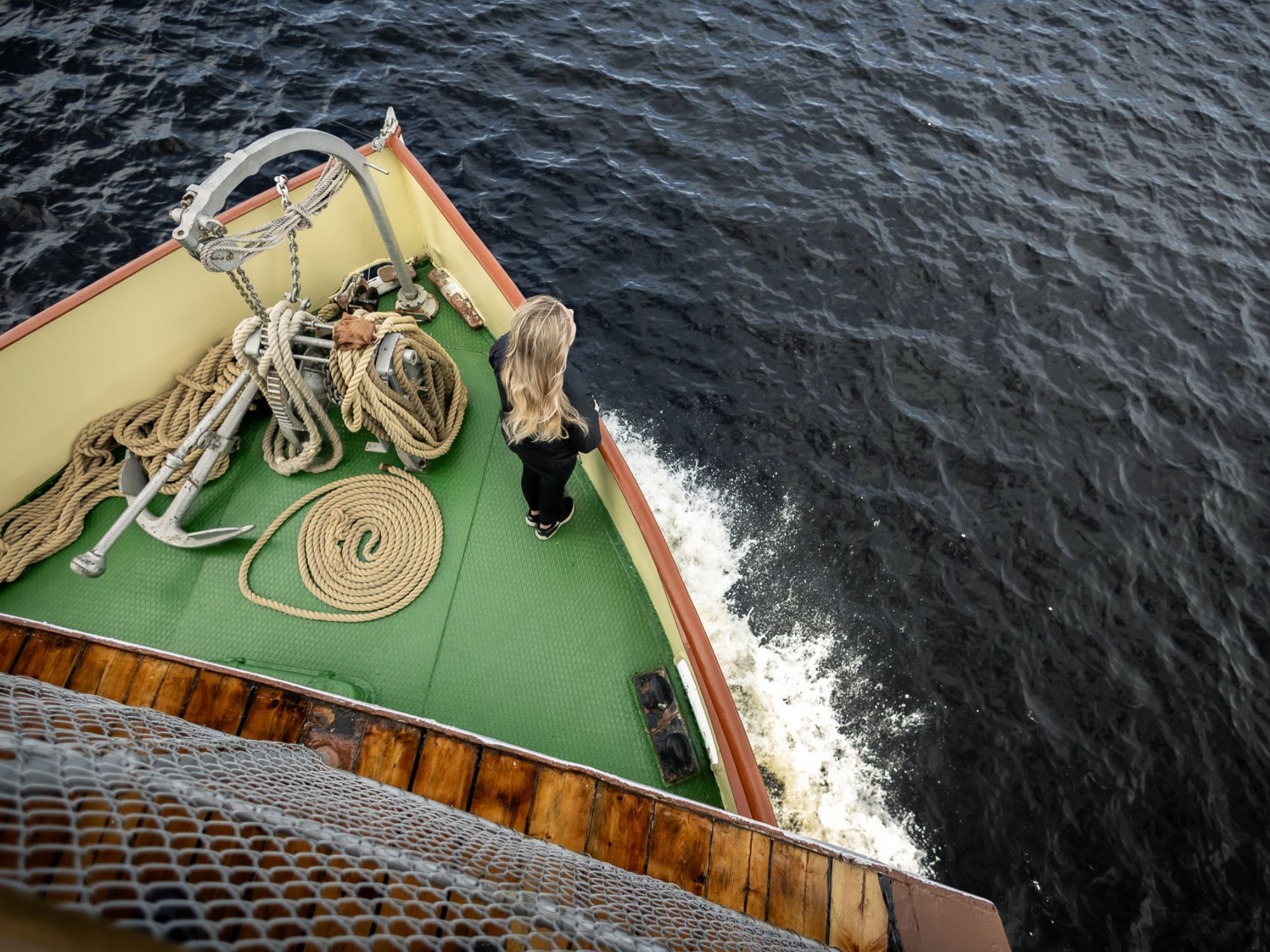 Kesäpäivän maisemaristeily Bellanrannasta, laiva kulkee Kallaveden selällä aurinkoisessa säässä
