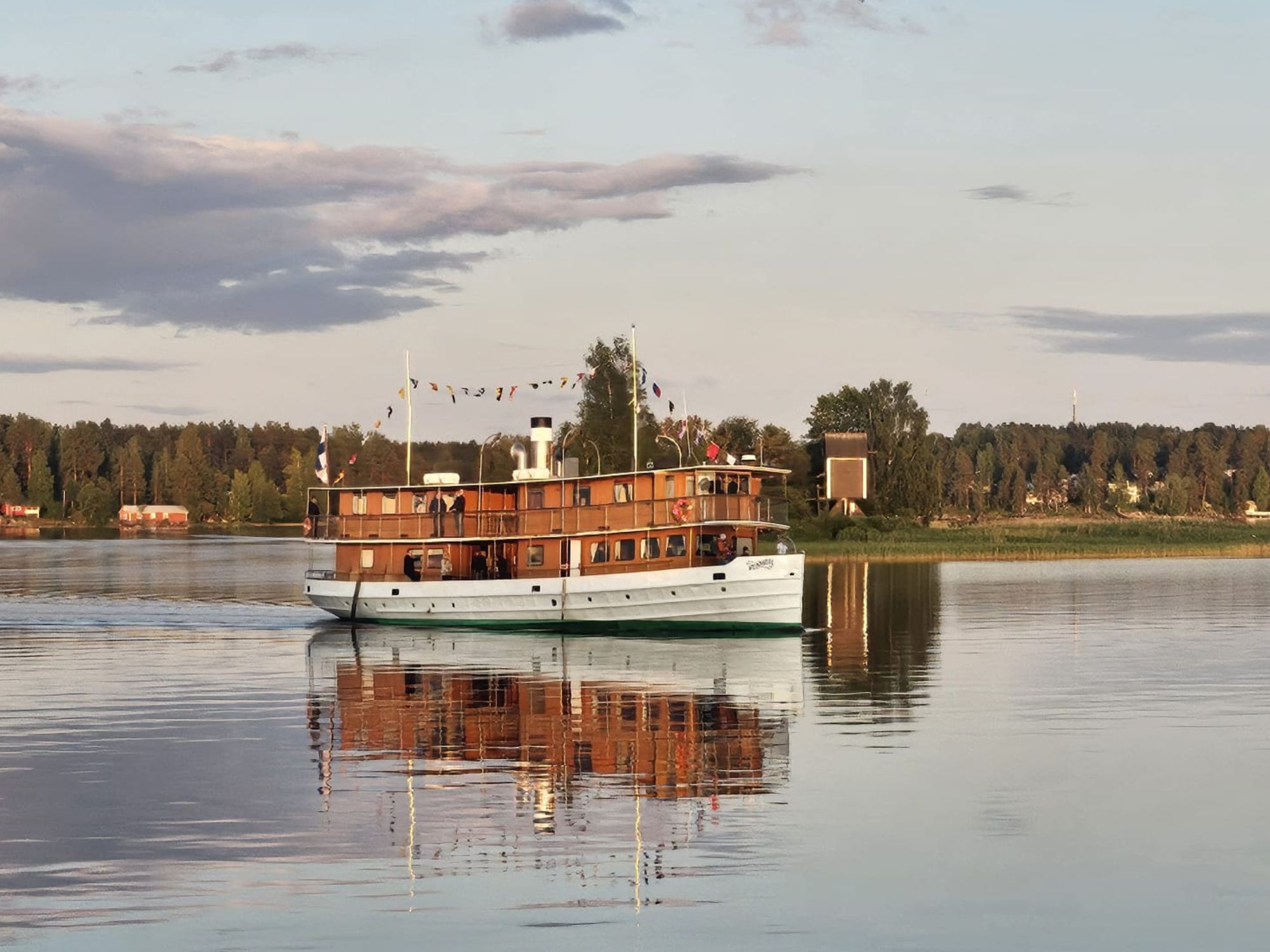 Historiallinen s/s Heinävesi kesäpäivänä Kallavedellä