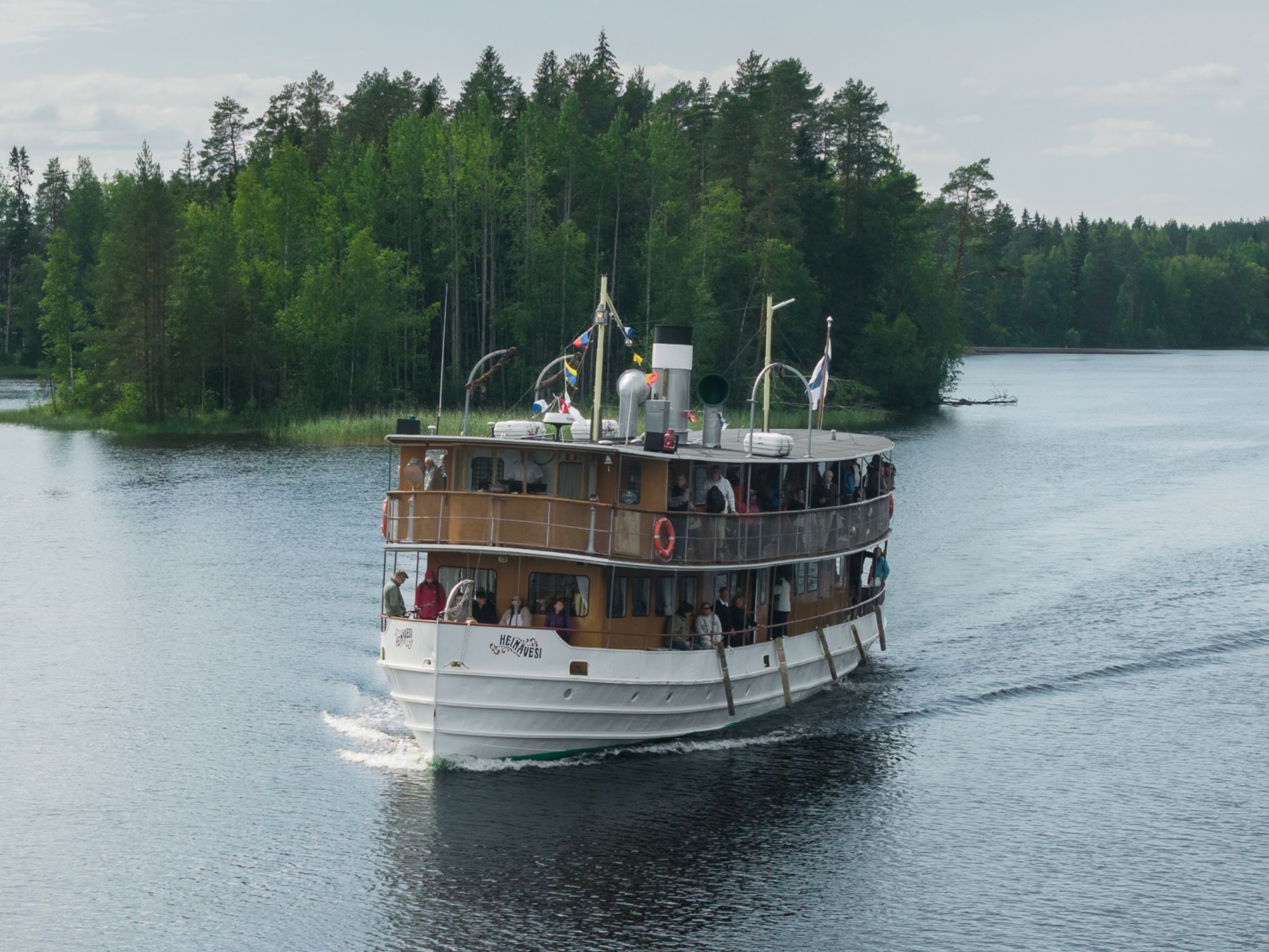 s/s Heinävesi matkalla Heinäveden kanavalla, matkustajia kannella